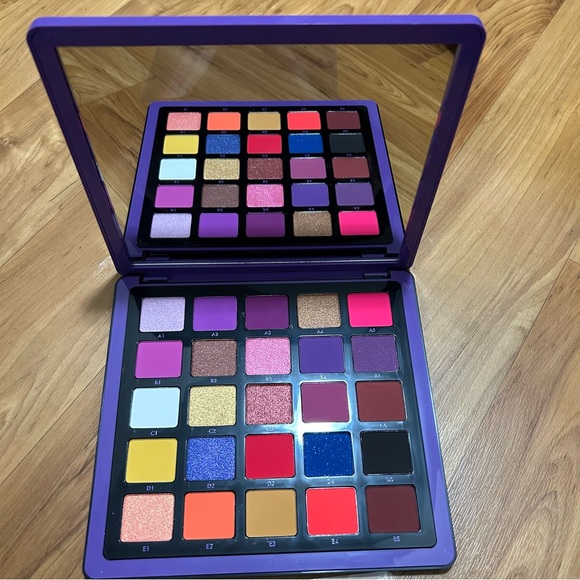 ABH Norvina Vol 1 Eyeshadow Palette - Picture 2 of 5